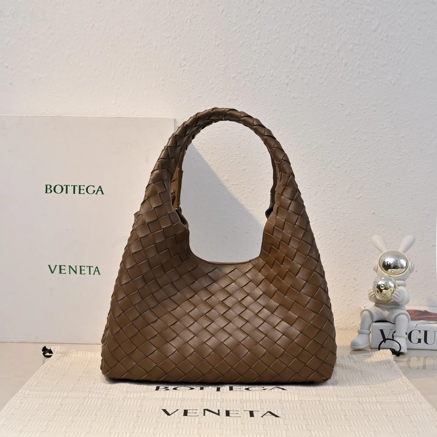 Batch 2160 new products are coming! BOTTEGA VENETA Bottega Veneta's 2025 new Campana shoulder bag is on the market~ First of all, I would like to praise the weight of this bag. As a not too small bag, it is very light for daily use. For people like me who need to carry a lot of belongings when going out, this advantage is great, and it greatly reduces the burden of traveling. 🛍️The shape is a bit like a combination of parachute and jodie. The blunt triangle shape is cute and honest. Carrying it on your back when going shopping is a good mood accelerator. The handles and body of the bag are both classic weaves. A tie is added to the original open design. If it is not tied up, the bag will look like a small vegetable basket when carried. Style number: 4249 Size: 33*20*16.5cm